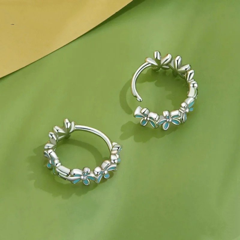 Boucles d'oreilles créoles en guirlande vert menthe et émaillées