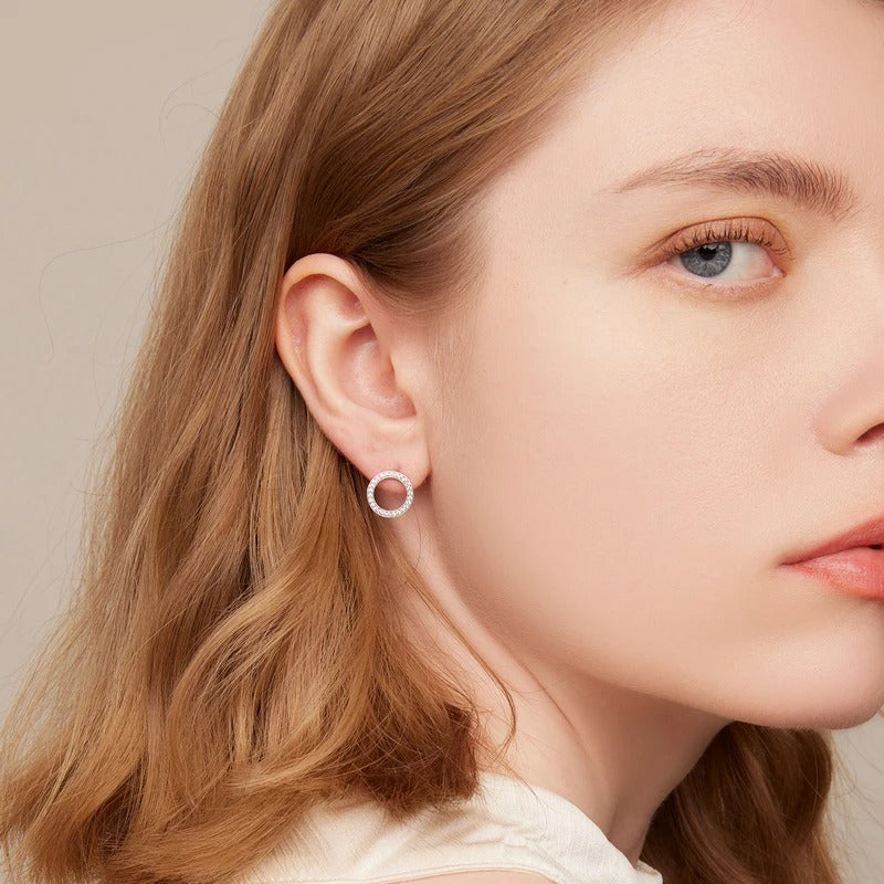 Boucles d'oreilles rondes à tige en moissanite Forever Clear