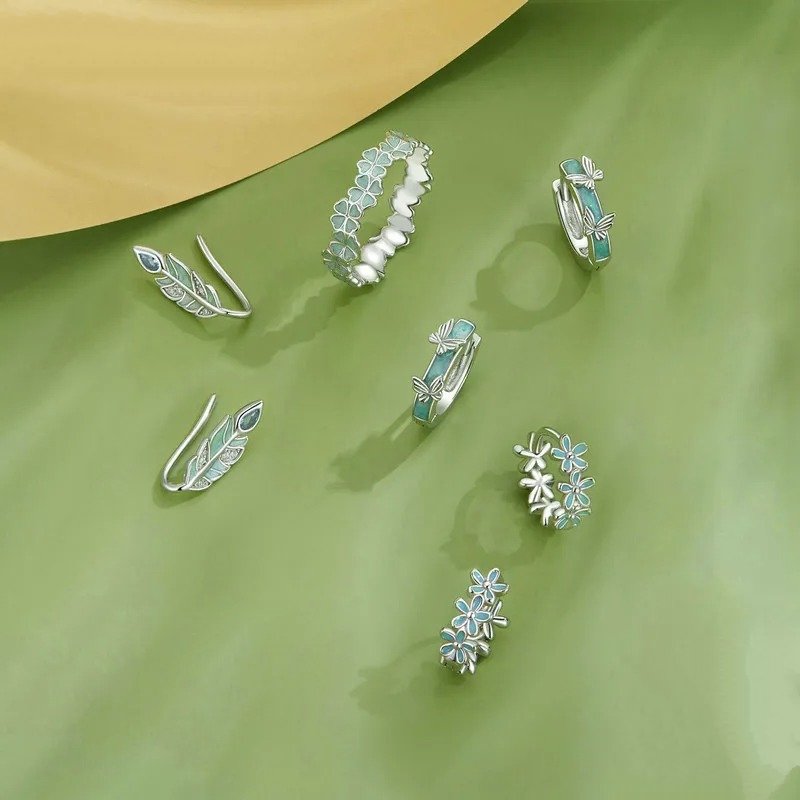 Boucles d'oreilles créoles en guirlande vert menthe et émaillées