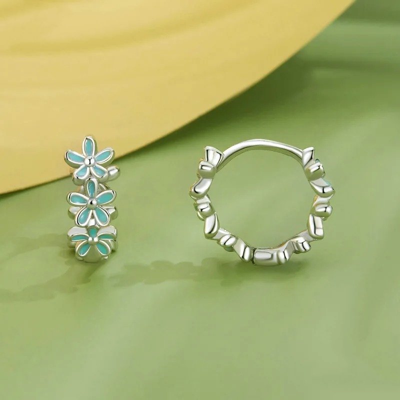 Boucles d'oreilles créoles en guirlande vert menthe et émaillées