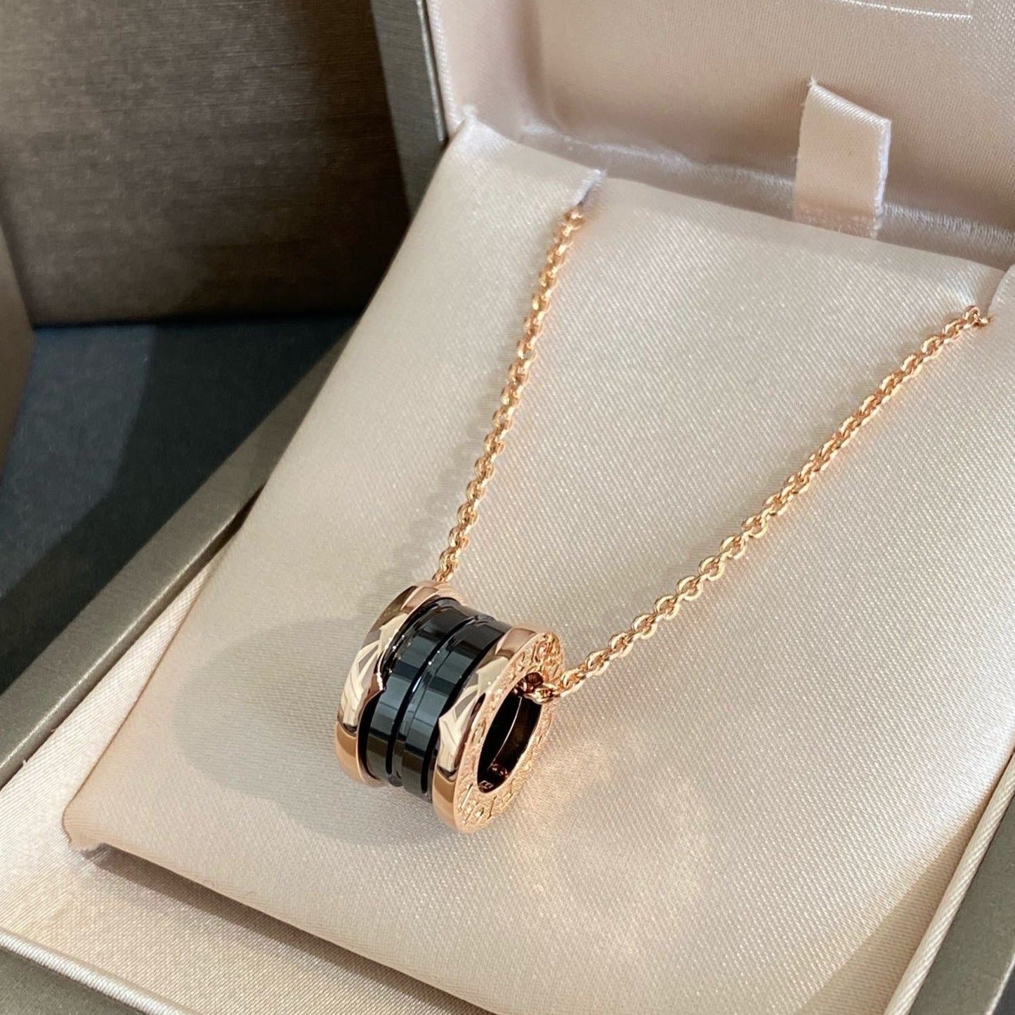 [✨Rose💎] COLLIER ZÉRO 1 EN CÉRAMIQUE NOIRE ET OR ROSE