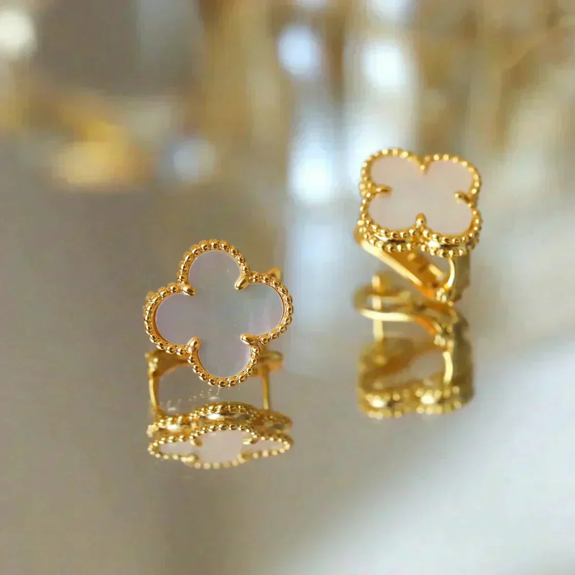 [✨ローズ💎]クローバー ミディアム 1モチーフ ホワイト モップ スタッドピアス