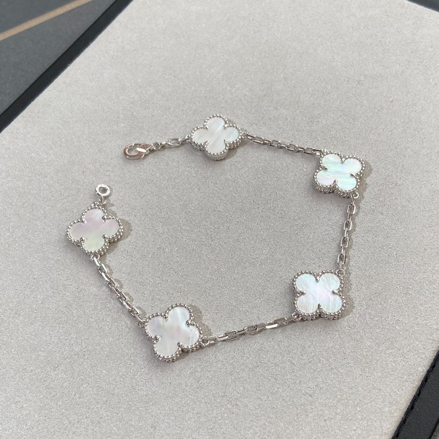 [✨Rose💎]CLOVER WHITE PEARL MOP 5 MOTIF BRACELET COLLECTION