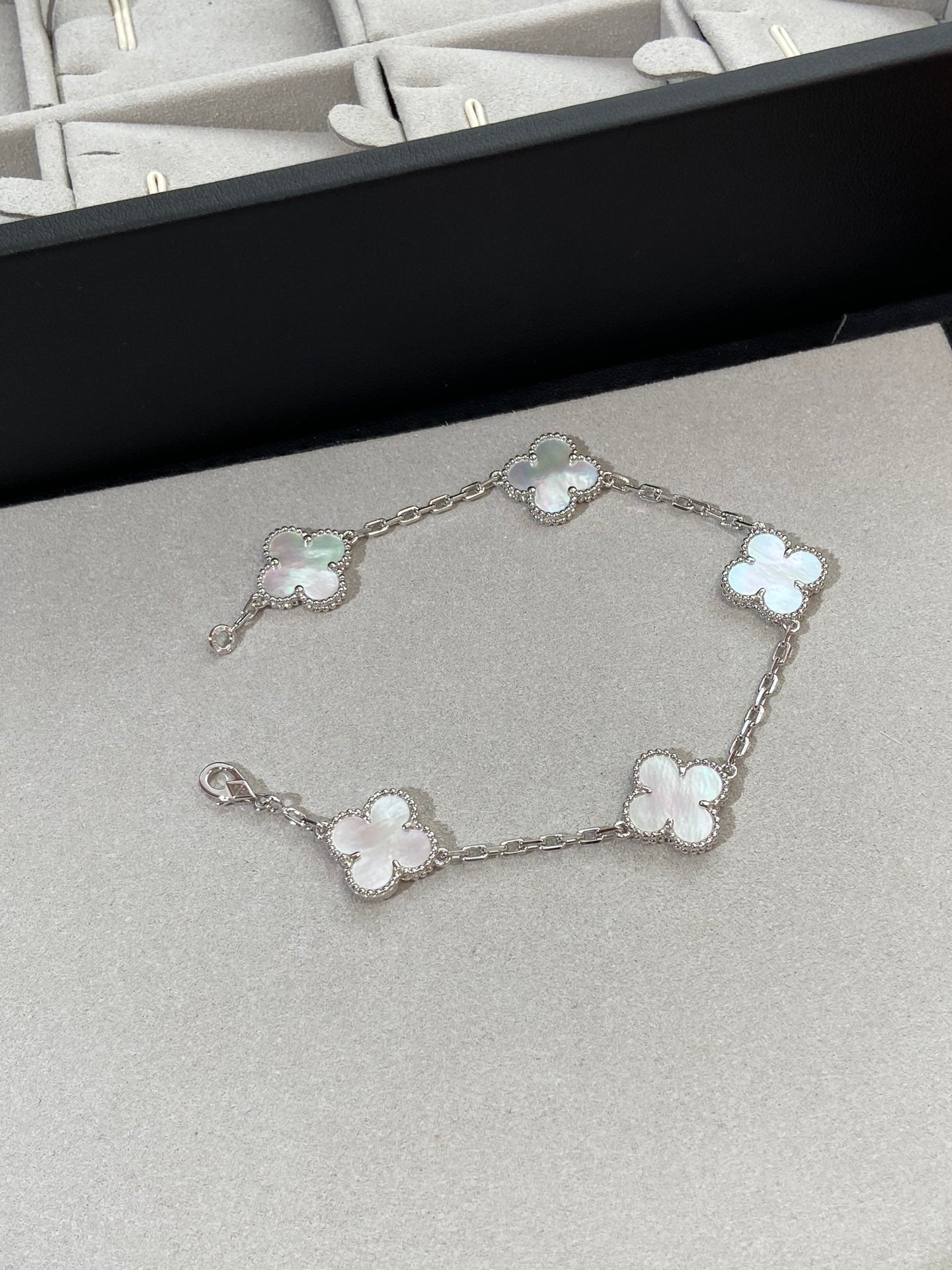 [✨Rose💎]CLOVER WHITE PEARL MOP 5 MOTIF BRACELET COLLECTION