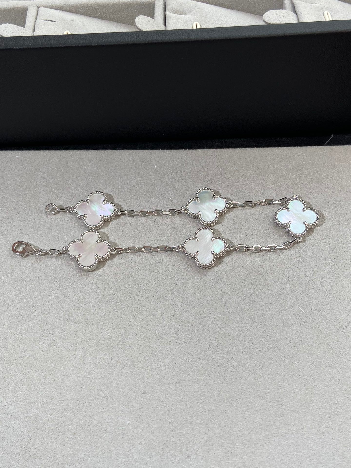 [✨Rose💎]CLOVER WHITE PEARL MOP 5 MOTIF BRACELET COLLECTION