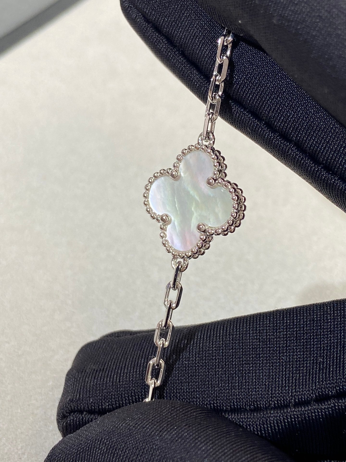 [✨Rose💎]CLOVER WHITE PEARL MOP 5 MOTIF BRACELET COLLECTION