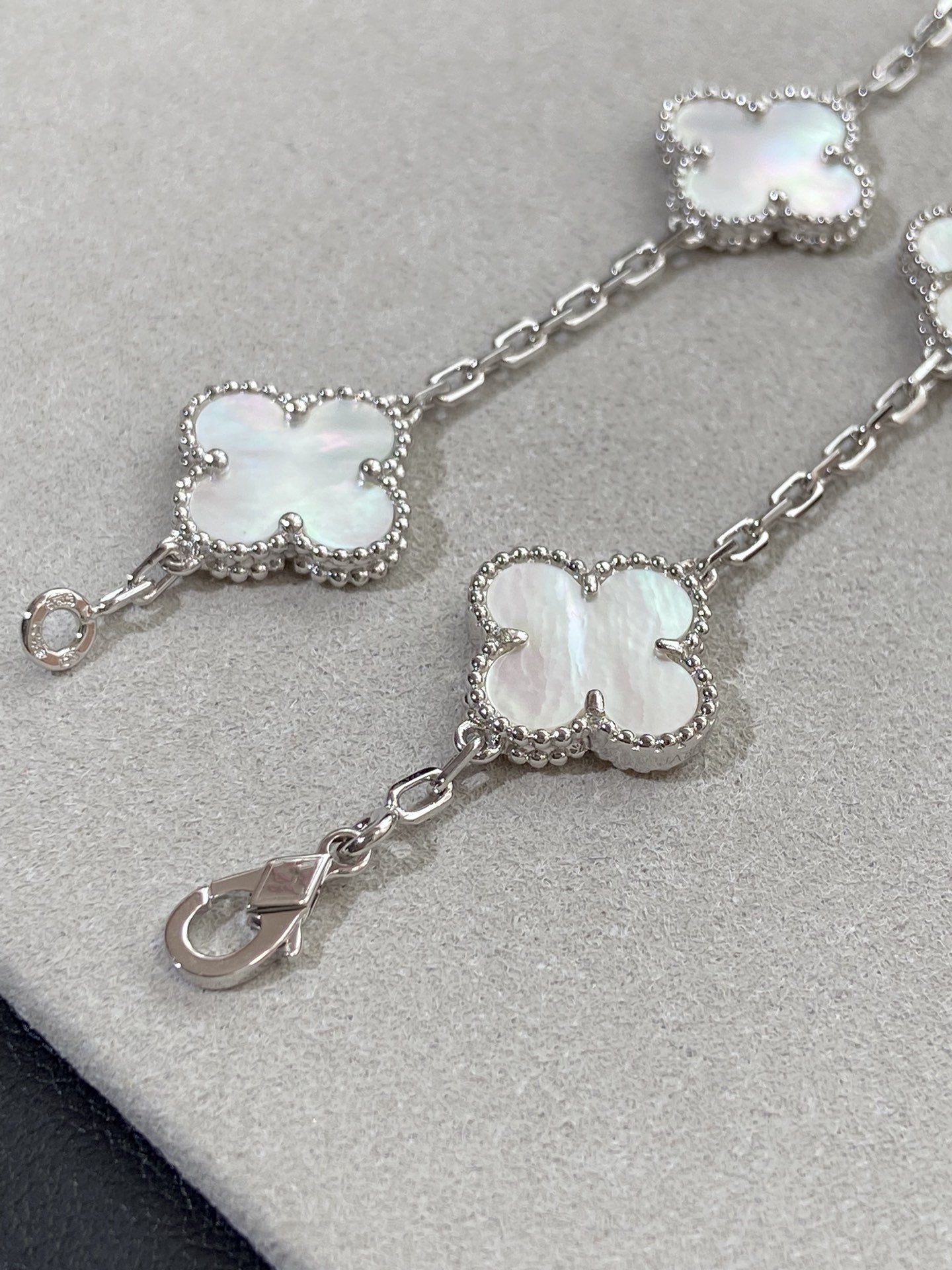 [✨Rose💎]CLOVER WHITE PEARL MOP 5 MOTIF BRACELET COLLECTION