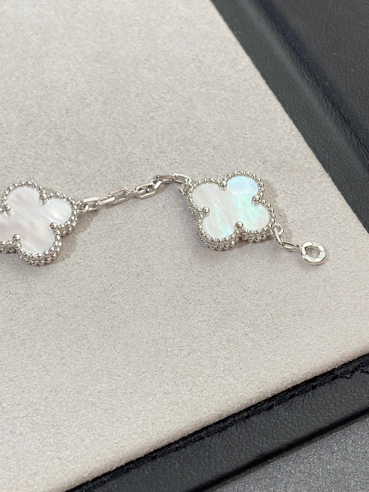 [✨Rose💎]CLOVER WHITE PEARL MOP 5 MOTIF BRACELET COLLECTION