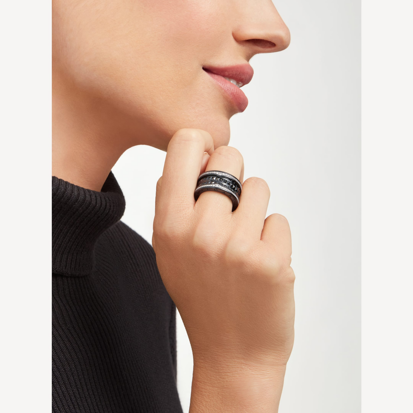 [✨Rose💎] ZERO 1 ROCK BAGUE EN CÉRAMIQUE NOIRE À QUATRE BANDES AVEC SPIRALE CLOUTÉE ET DIAMANTS PAVÉS