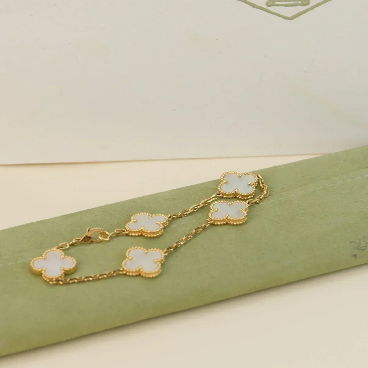 [✨Rose💎]CLOVER WHITE PEARL MOP 5 MOTIF BRACELET COLLECTION