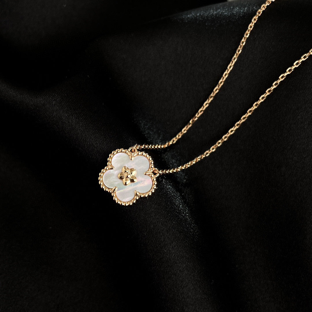 [✨Rose💎] COLLIER LUCKY BLANC EN FLEUR DE PRUNIER