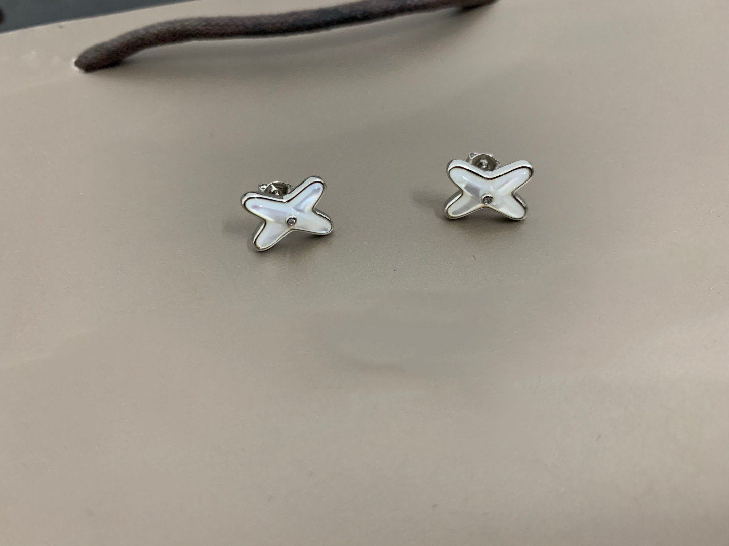 [✨Rose💎]JEUX DE WHITE MOP SILVER DIAMOND EARRINGS