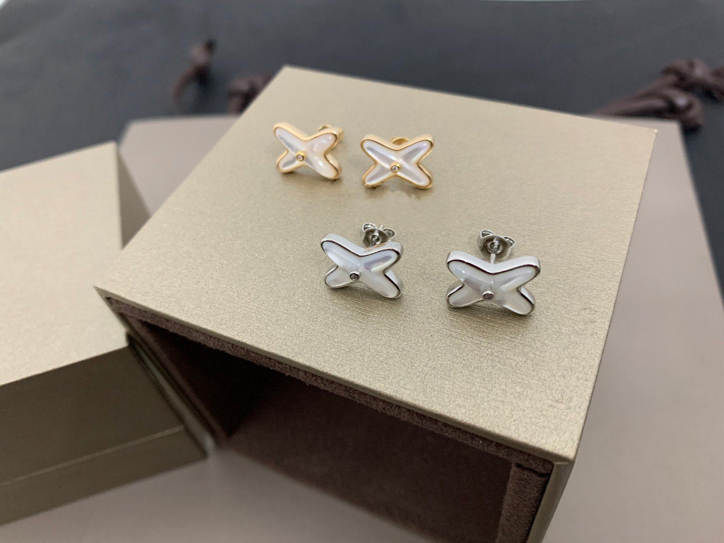[✨Rose💎]JEUX DE WHITE MOP SILVER DIAMOND EARRINGS
