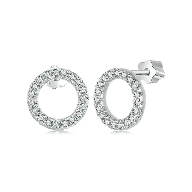 Boucles d'oreilles rondes à tige en moissanite Forever Clear