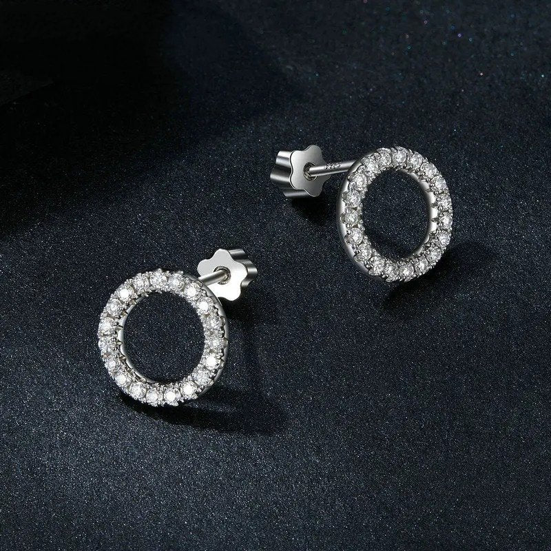 Boucles d'oreilles rondes à tige en moissanite Forever Clear