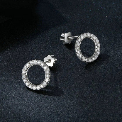 Boucles d'oreilles rondes à tige en moissanite Forever Clear