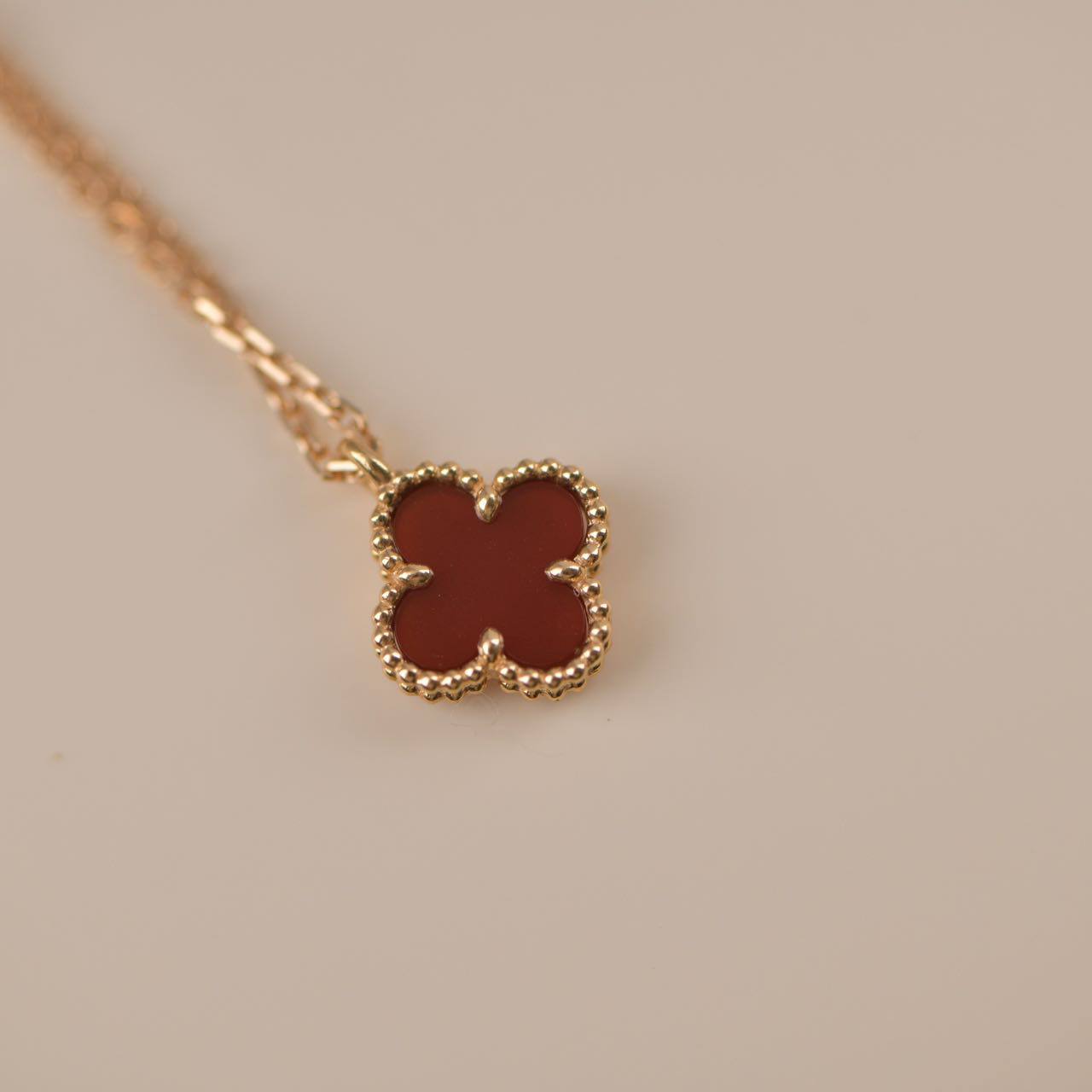 [✨Rose💎] COLLIER MINI TRÈFLE CORNALINES BLANCHES 9,5 MM